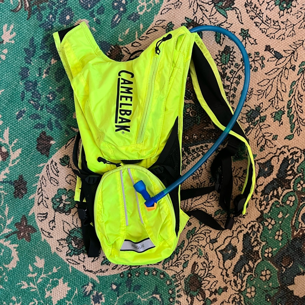 Camelbak Hyrdropak 1.5L Florescent
Safety Yellow Hydration Backpack and
Bladder